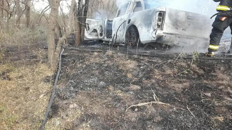 Hallaron un cadáver en una camioneta que se prendió fuego