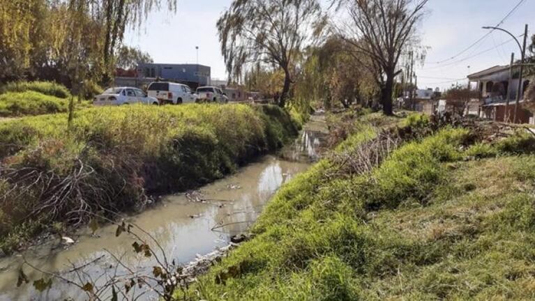 Hallaron un cuerpo flotando en un canal en barrio Comercial