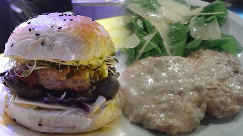 Hamburguesa de conejo, con pan y al plato. 