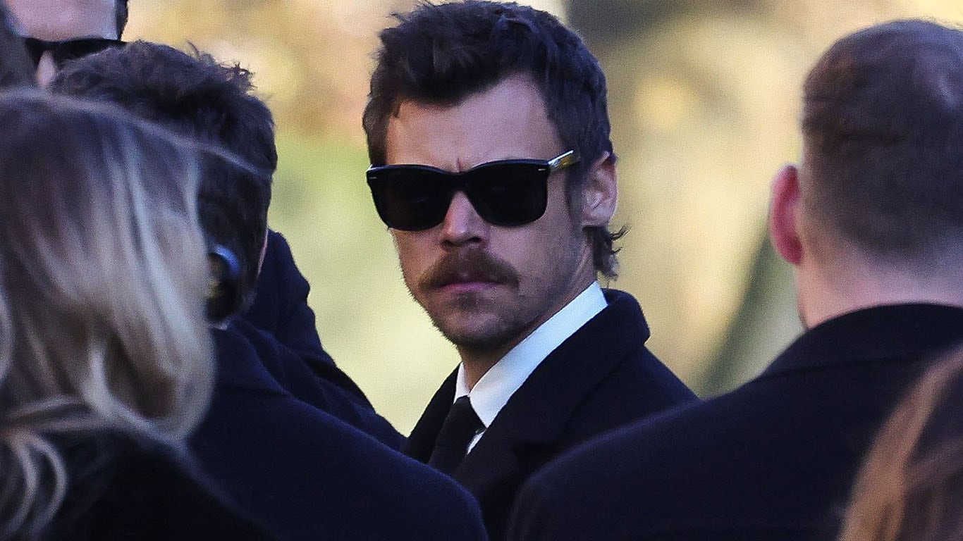 Harry Styles sale del funeral de su excompañero Liam Payne en Londres. Fuente: REUTERS/Toby Melville