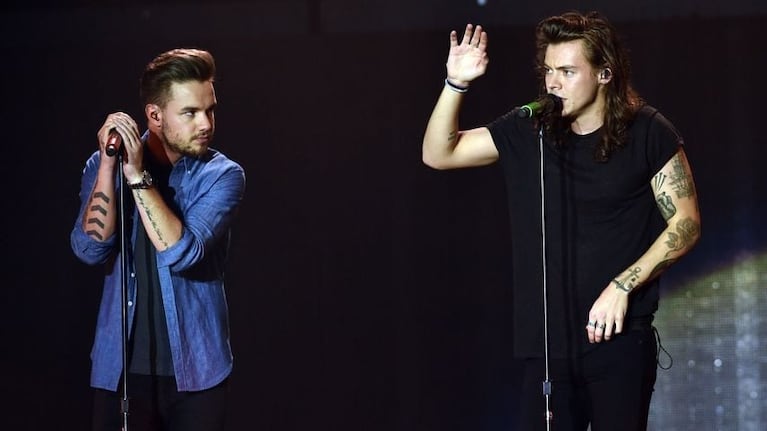 Harry Styles y Liam payne cantando.