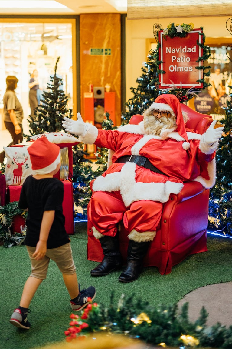 Hasta el domingo 24 de diciembre, Papá Noel está de visita en el Patio Olmos.