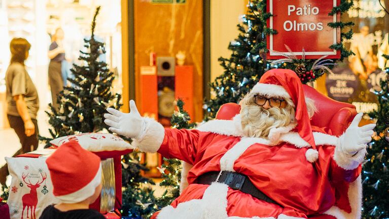 Hasta el domingo 24 de diciembre, Papá Noel está de visita en el Patio Olmos.