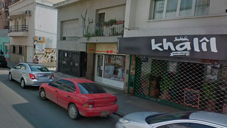 Hasta en Google Street View la cochera del vecino aparece ocupada.