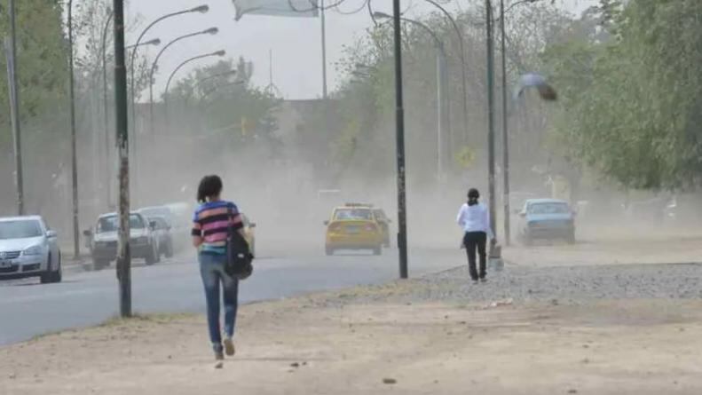 Hasta la tarde hay alerta por fuertes vientos y tierra.