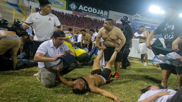 Hay 12 muertos y 100 heridos.