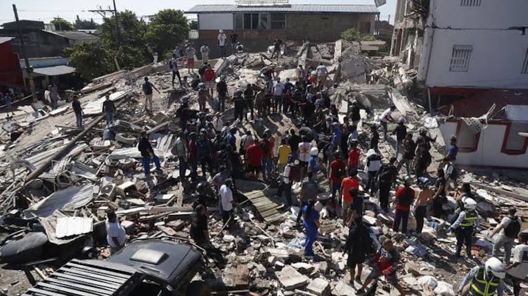 Hay al menos 224 muertos por el terremoto en Colombia: buscan sobrevivientes entre los escombros