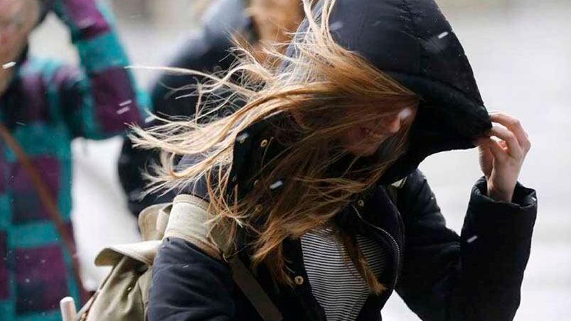 Hay alerta por fuertes ráfagas de viento hasta la mañana del martes.