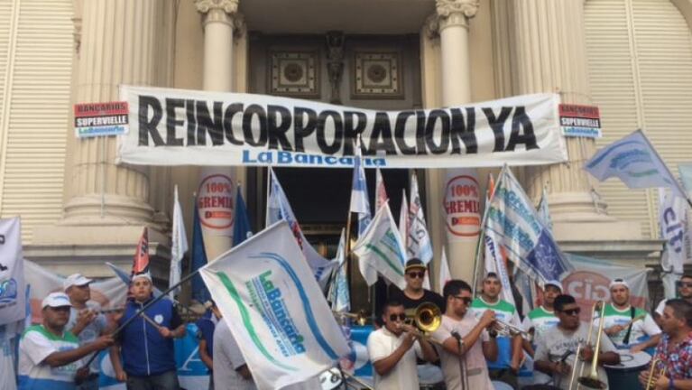 ¡Hay bancos! Los trabajadores levantaron el paro
