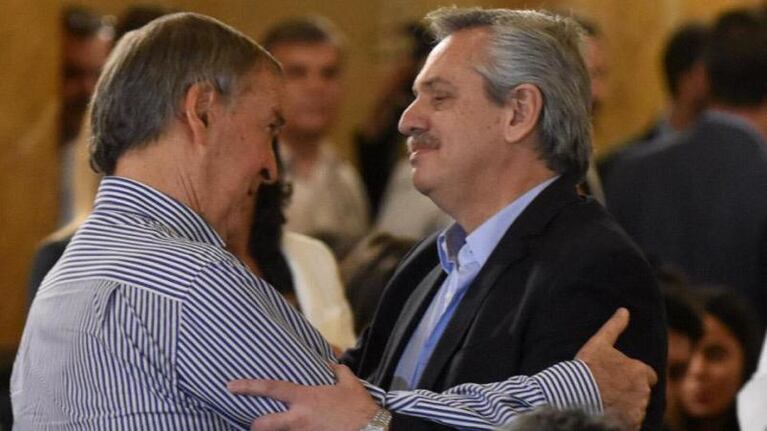 "Hay circulación comunitaria en Buenos Aires y se desaconsejan los viajes en avión", señala la Provincia.