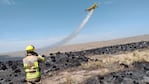 Hay dos aviones hidrantes trabajando en el lugar.