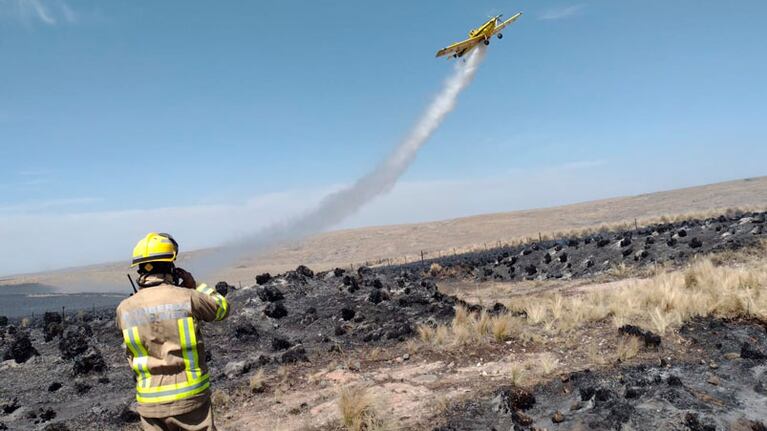 Hay dos aviones hidrantes trabajando en el lugar.