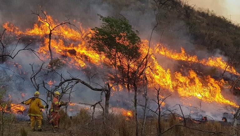 Hay dos focos activos en la provincia y se viene otro día complicado por el intenso calor.