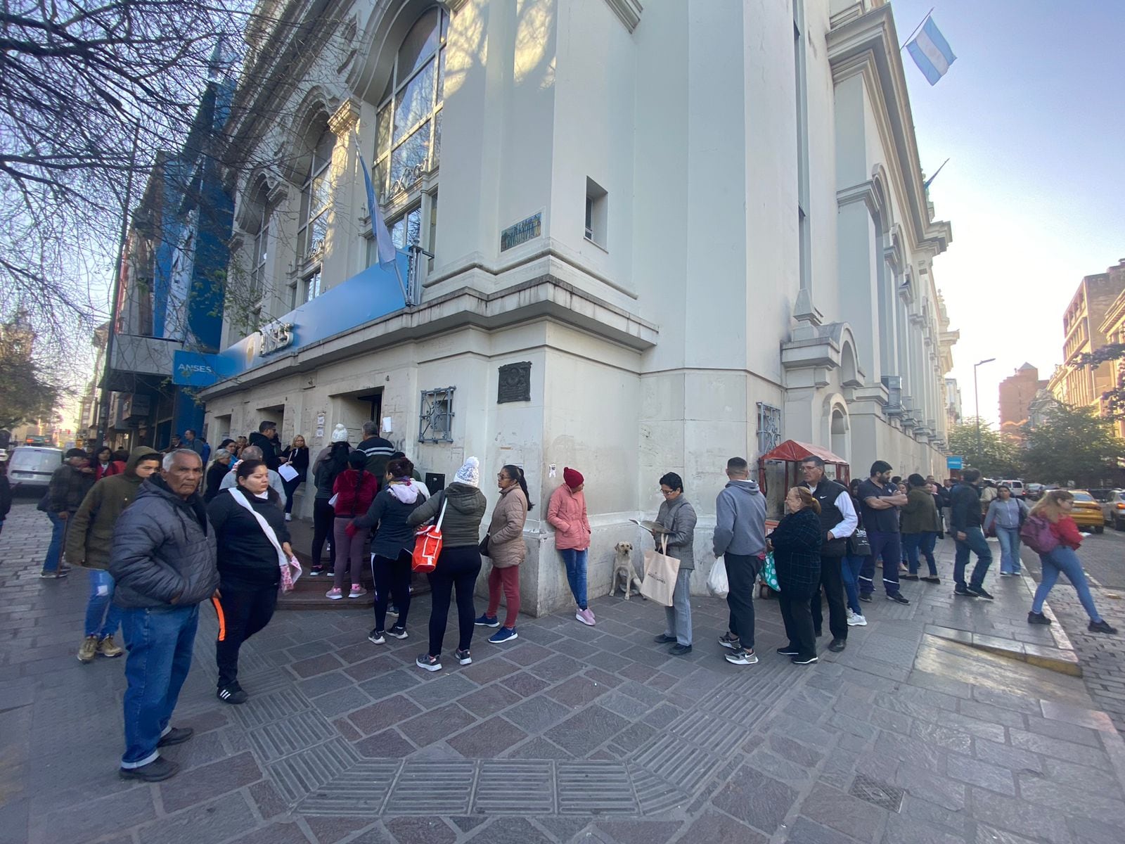 Hay personas que tuvieron que esperar más de dos horas. Foto: Luchi Ybáñez /  El Doce. 