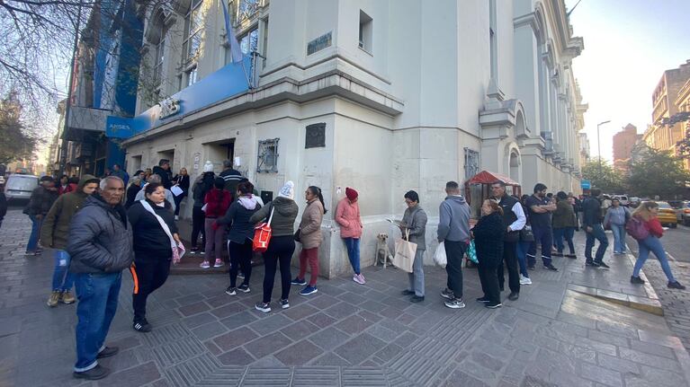 Hay personas que tuvieron que esperar más de dos horas. Foto: Luchi Ybáñez / El Doce.