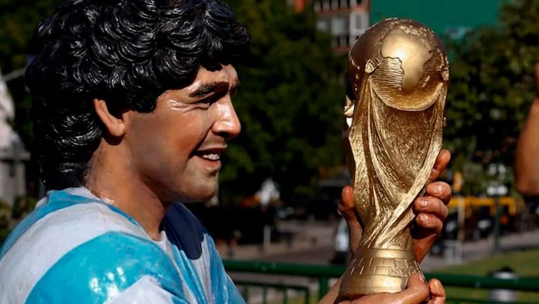 Hay una estatua en homenaje a Diego Maradona en una plaza del barrio de Recoleta, en Buenos Aires. (Foto: Clarín)