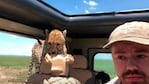 Hayes y el chita dentro de su jeep en el Parque Nacional Serengueti.