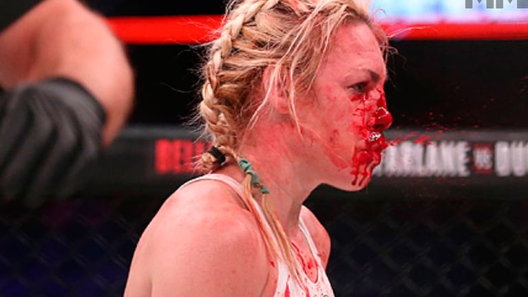 Heather Hardy escupe sangre tras el combate.