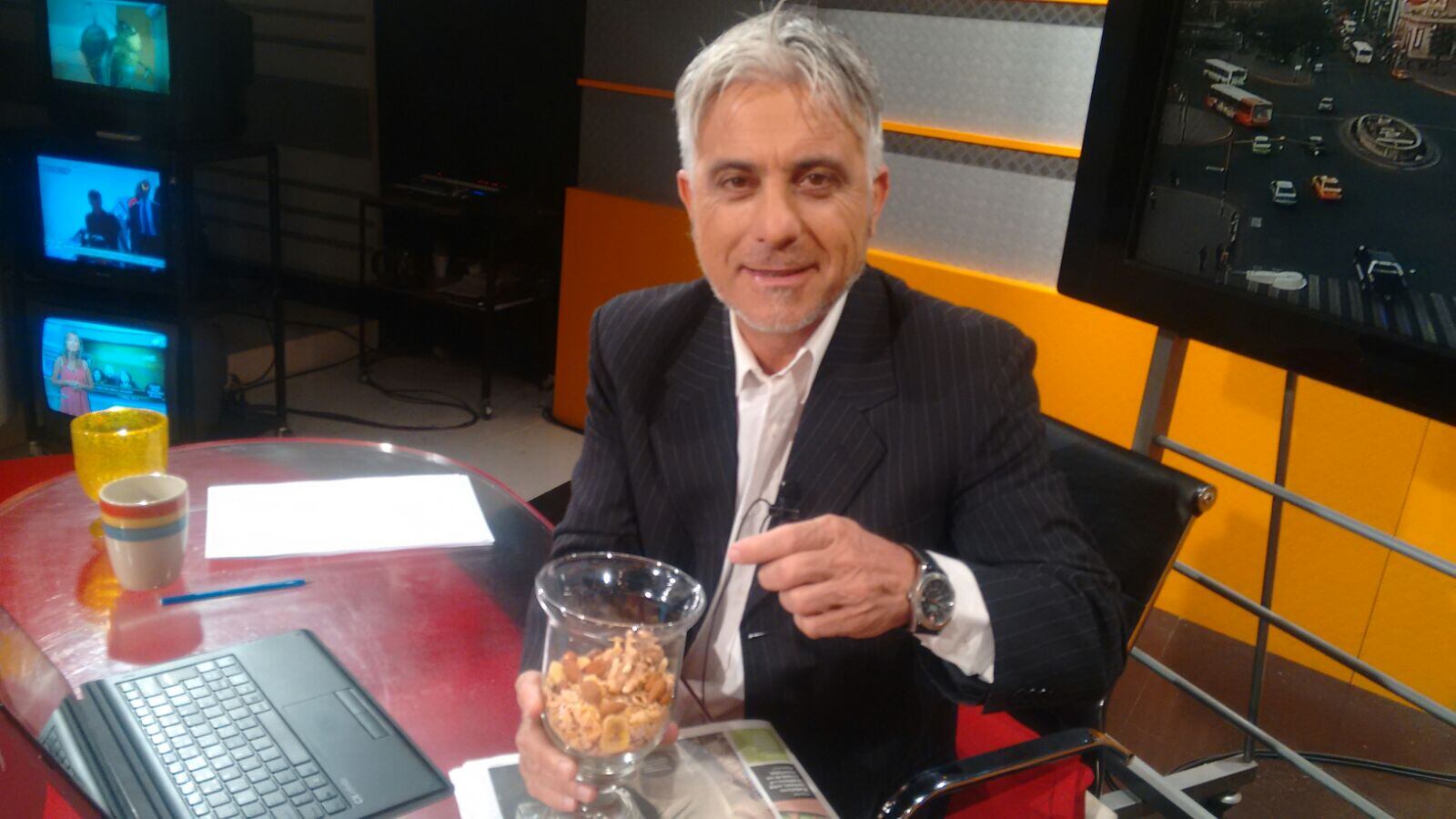 Héctor también disfruta de su vaso de cereales.