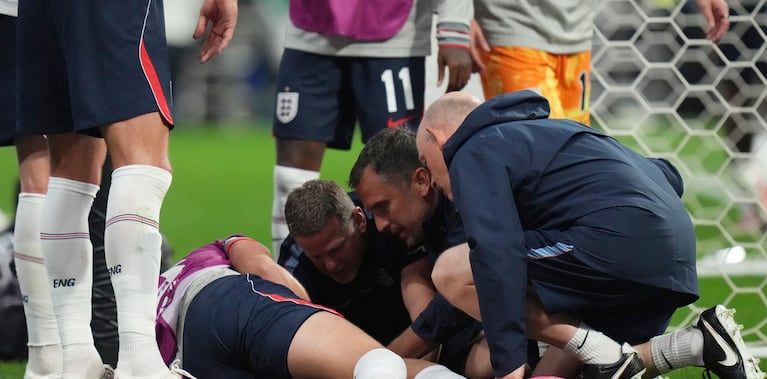 Henderson no jugó ni un minuto pero se retiró en camilla del estadio.