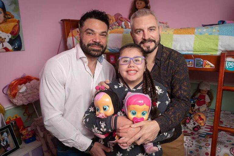 Hermosa historia: dos papás mendocinos adoptaron a una niña que venció la leucemia 