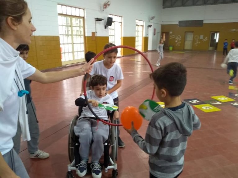 Hermoso: un profesor ayudó a un niño y todos los compañeros lo festejaron