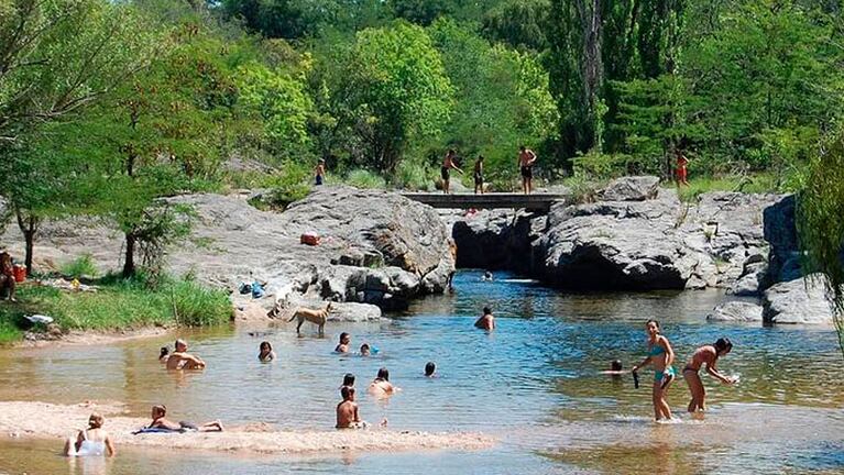 Hermosos días para refrescarse en el río.
