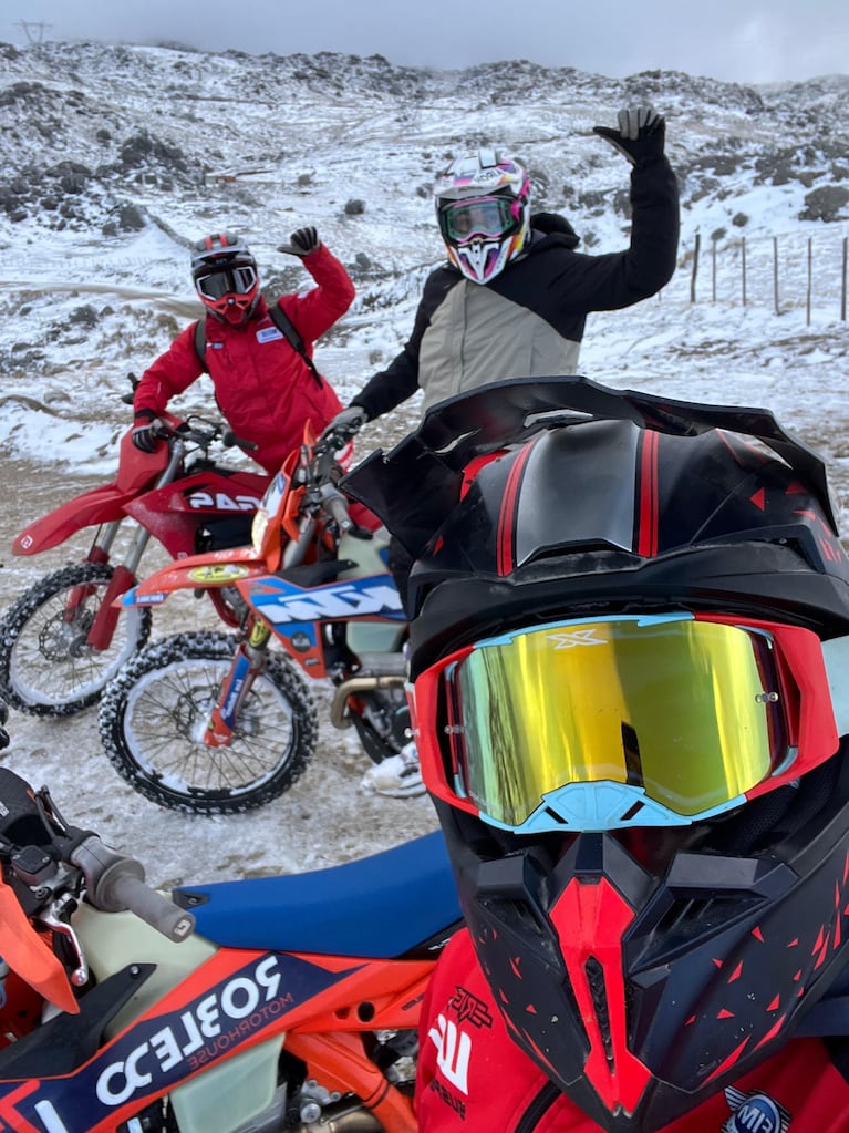 Héroes anónimos: un grupo de amigos rescató a un hombre en el pie del Champaquí en plena nieve