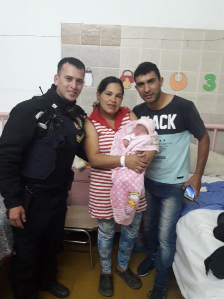 Héroes de traje azul: dos policías asistieron a una mamá a dar a luz en su casa