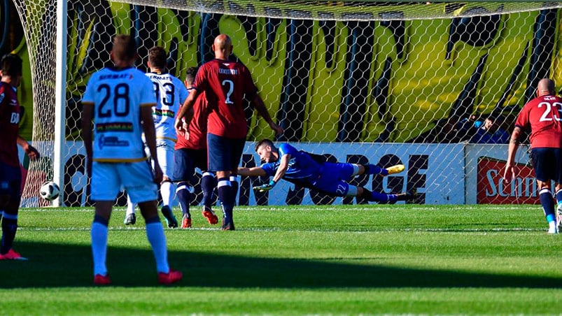 Herrera se salvó de un penal en el primer tiempo y convirtió otro en el segundo.