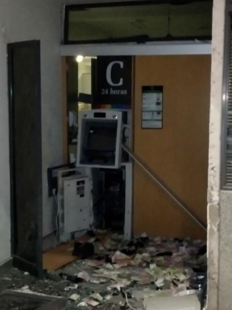 Hicieron explotar un cajero automático para llevarse el dinero