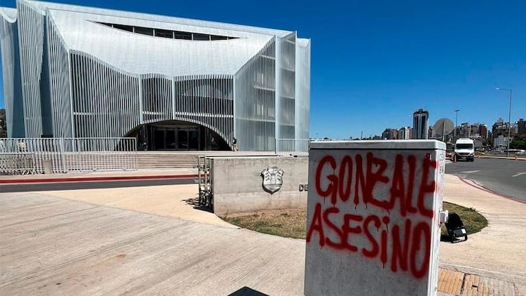 Hicieron pintadas en la casa de Oscar González tras la tragedia y el escándalo