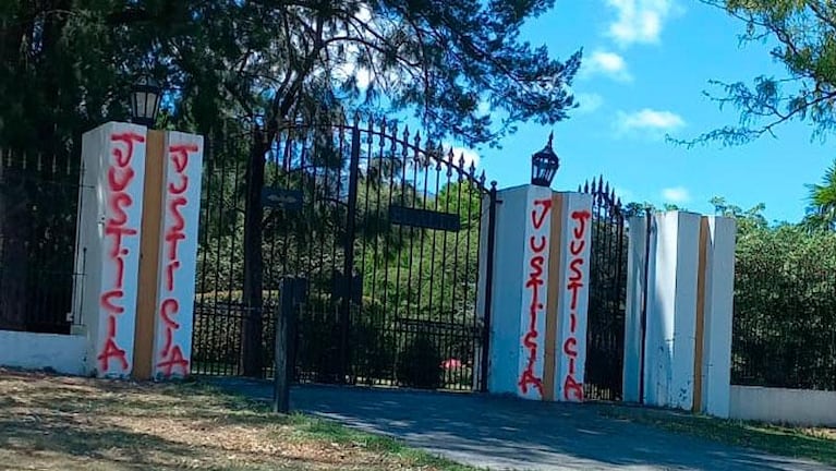 Hicieron pintadas en la casa de Oscar González tras la tragedia y el escándalo