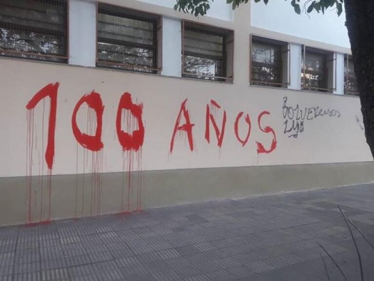 Hicieron pintadas en una escuela por los 100 años de Instituto