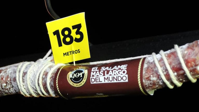 Hicieron un salame de casi dos cuadras y se convirtió en "el más largo del mundo"