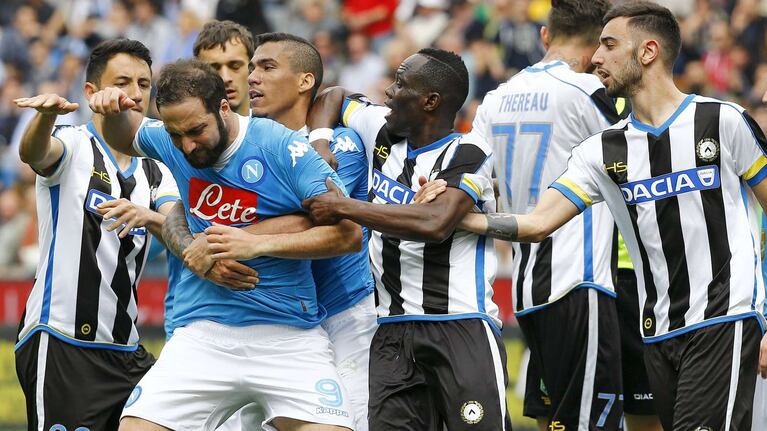 Higuain no pudo ser calmado por compañeros ni por rivales.