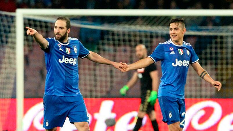 Higuaín y Dybala unidos de la mano. El Pipa descargó su bronca con goles.