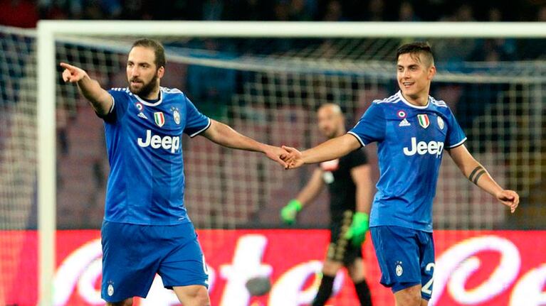 Higuaín y Dybala unidos de la mano. El Pipa descargó su bronca con goles.