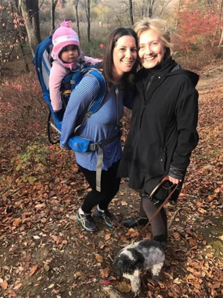 Hillary Clinton con sus perros en un bosque