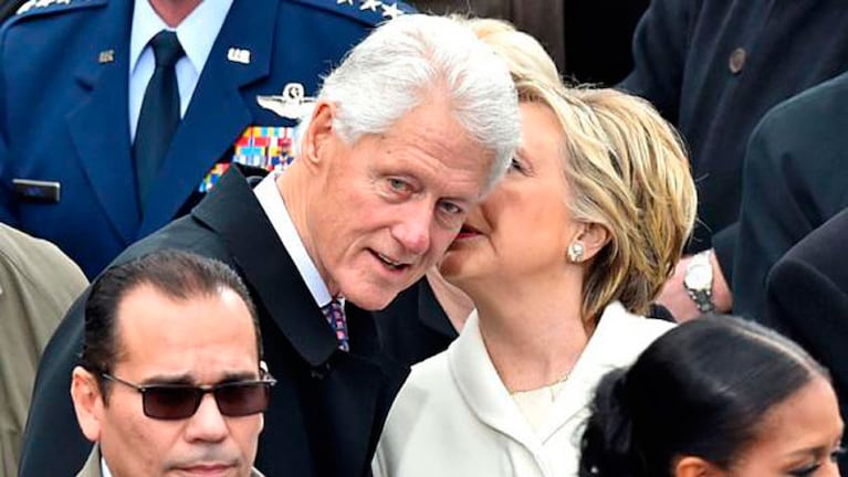 Hillary retó con la mirada a su esposo, que se hizo el distraído.