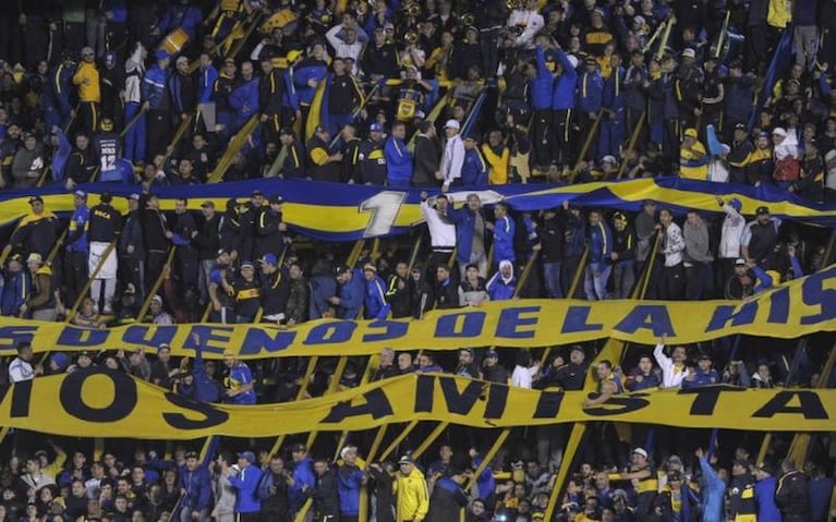 Hincha de Boca quiso colarse a la platea y quedó atascado en un hueco