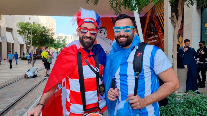 Hinchas argentinos y croatas se cruzan por las calles de Doha en la previa al partido. Foto: Lucio Casalla/El Doce.