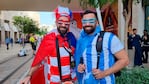 Hinchas argentinos y croatas se cruzan por las calles de Doha en la previa al partido. Foto: Lucio Casalla/El Doce.