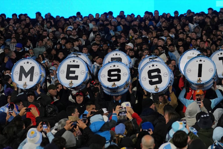 Hinchas de Argentina sostienen bombos con el nombre de Lionel Messi previo al partido contra Venezuela por las eliminatorias para el Mundial 2026 en el estadio Monumental de Buenos Aires, Argentina, jueves 4 septiembre, 2025. (AP Foto/Gustavo Garello)