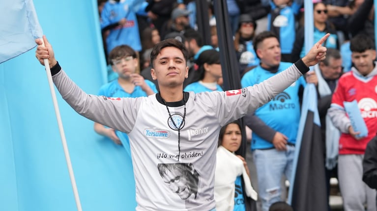 Hinchas de Belgrano antes del comienzo del partido ante River (Foto: Lucio Casalla)