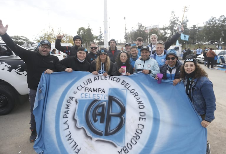 Hinchas de Belgrano en el Kempes (Foto: Lucio Casalla)