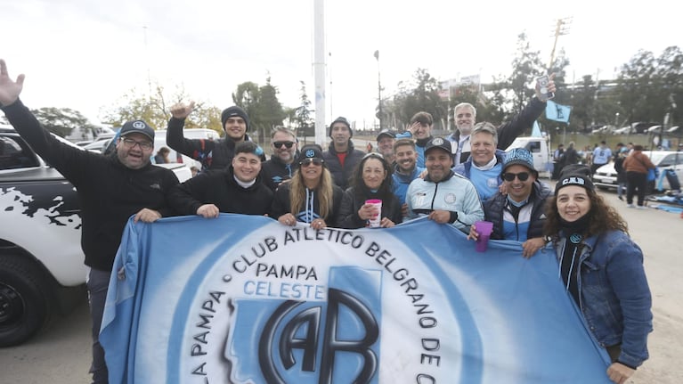 Hinchas de Belgrano en el Kempes (Foto: Lucio Casalla)