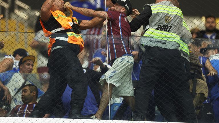 Hinchas de Godoy Cruz se enfrentaron con la seguridad y la policía en Brasil (Foto: AP)