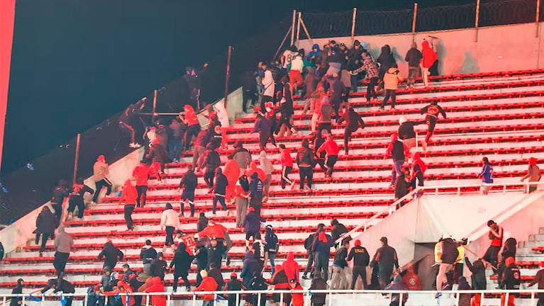 Hinchas de la U de Chile saltaron desde la tribuna para escapar de la agresión de la barra de Independiente.