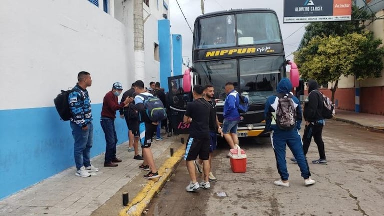 Hinchas de Racing denuncian represión policial tras el partido ante Deportivo Madryn